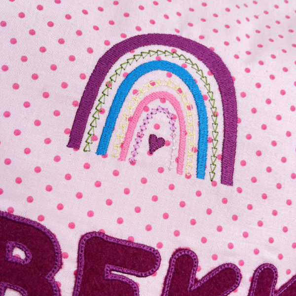 Preview: Namenskissen-Hülle mit Regenbogen und Wunschname als Namensapplikation bestickt 40x40 cm